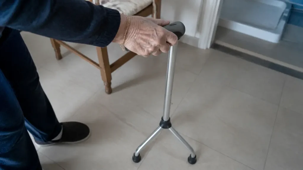 Canne à 3 pieds matériel médical avec embouts antidérapants pour plus de stabilité