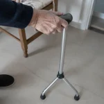 Canne à 3 pieds matériel médical avec embouts antidérapants pour plus de stabilité
