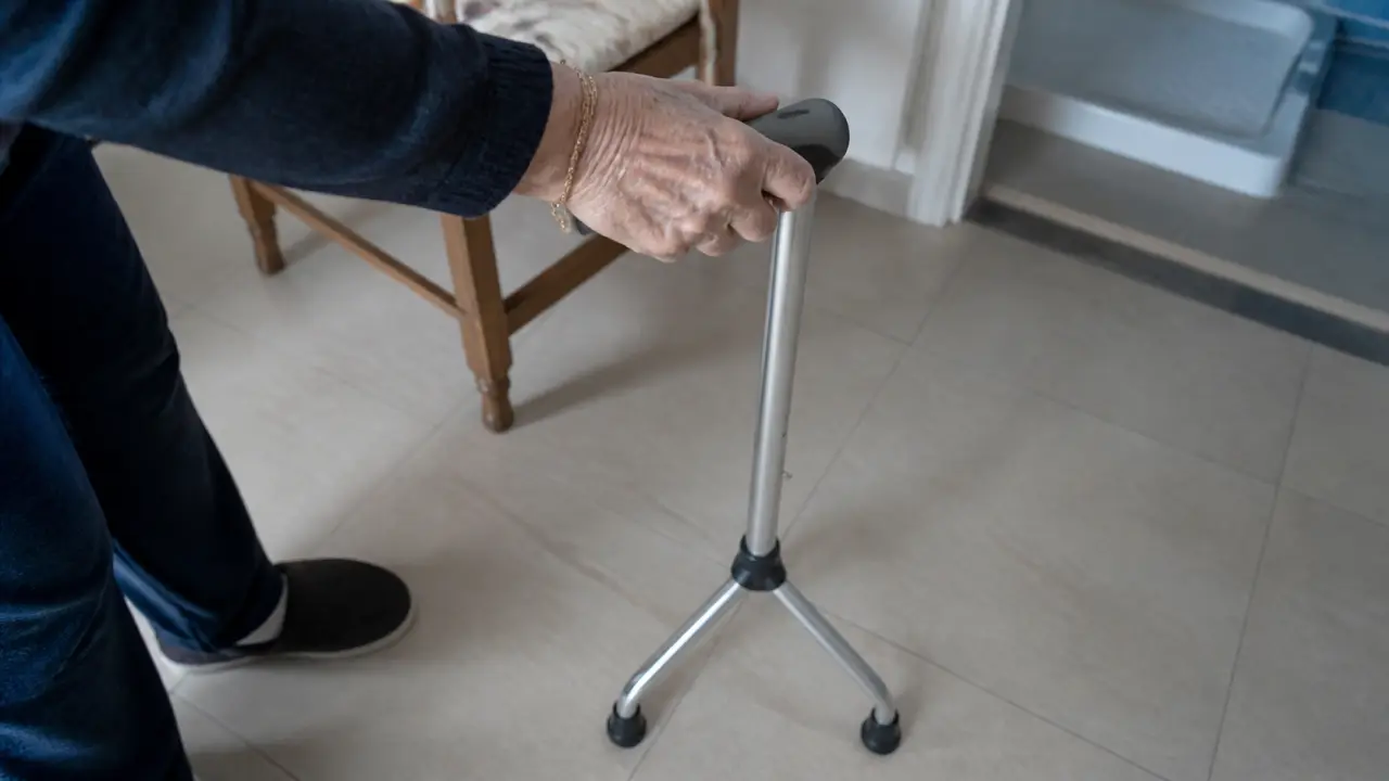 Canne à 3 pieds matériel médical avec embouts antidérapants pour plus de stabilité