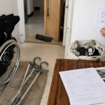 Matériel médical d'occasion à donner : fauteuil roulant et béquilles prêts pour la collecte
