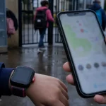 Montre connectée enfance avec GPS et bouton SOS, parent montre la carte sur smartphone