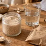 Complément alimentaire constipation : psyllium en poudre avec verre d’eau